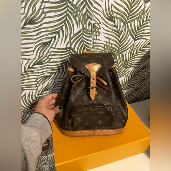 Montsouris MM
-very good condition, 12 H x 10 W x 5 D - Picture 3 of 8